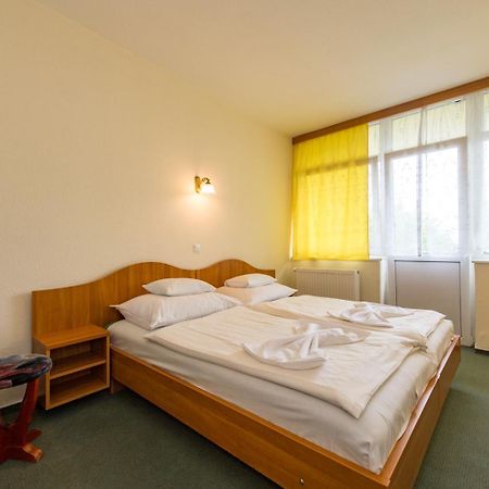Hotel Nostra Siofok Ngoại thất bức ảnh