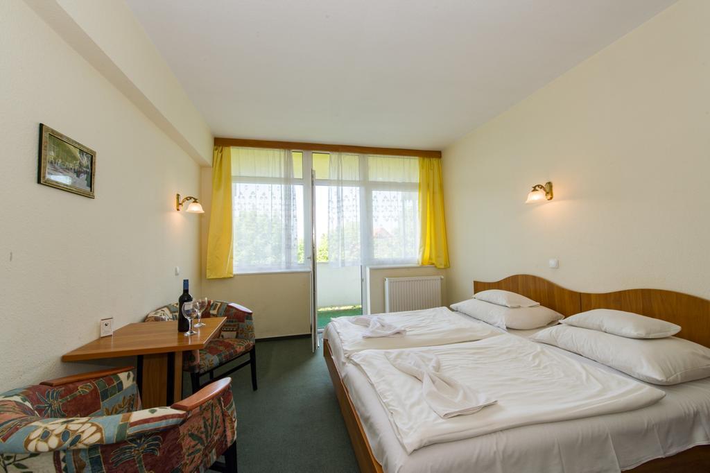 Hotel Nostra Siofok Ngoại thất bức ảnh