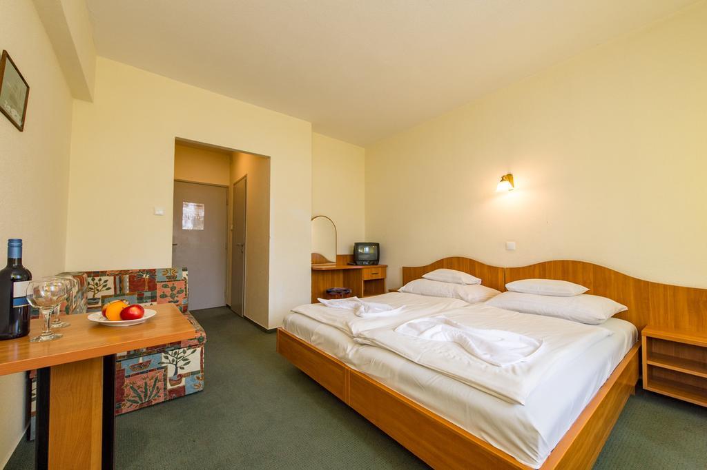Hotel Nostra Siofok Ngoại thất bức ảnh