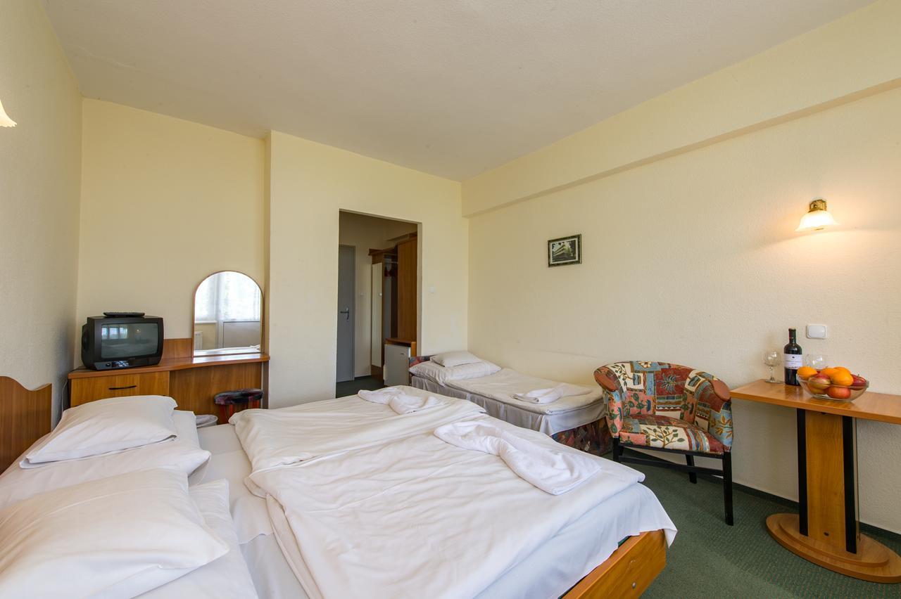 Hotel Nostra Siofok Ngoại thất bức ảnh