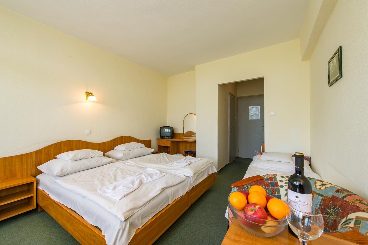 Hotel Nostra Siofok Ngoại thất bức ảnh