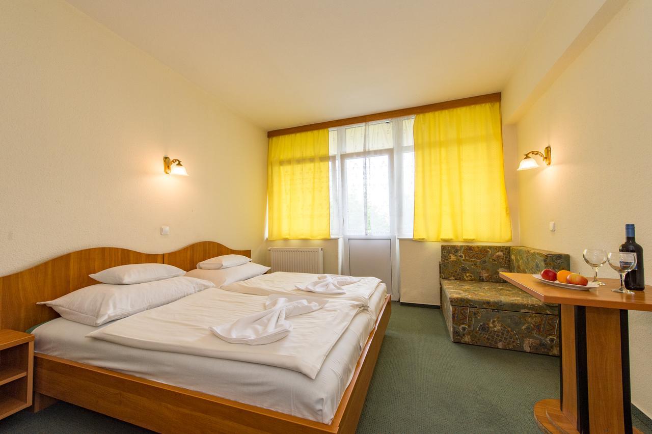 Hotel Nostra Siofok Ngoại thất bức ảnh